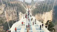 Platform bungee-jump setinggi 260 meter akan dibuka di Jembatan Kaca Zhangjiajie Grand Canyon pada bulan Agustus 2018 mendatang. (Foto: instagram @sukritwang)