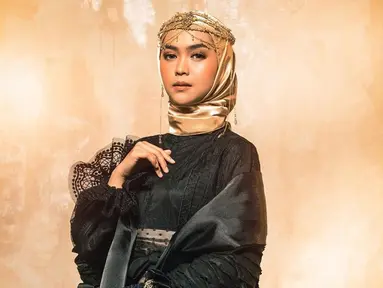 YouTuber yang baru saja menikah ini memang cukup sering mengunggah gaya OOTD di Instagram pribadinya. Ria Ricis dikenal sering tampil anggun dengan busana terusan atau gamis. Penampilannya pun berhasil mencuri perhatian.(Liputan6.com/IG/@riaricis1795)