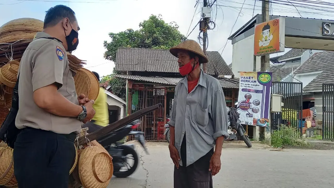 Kakek Alif, penjual anyaman bambu yang menjadi korban pemerasan di Jalan Raya Curug, Kecamatan Bojongsari, Kota Depok