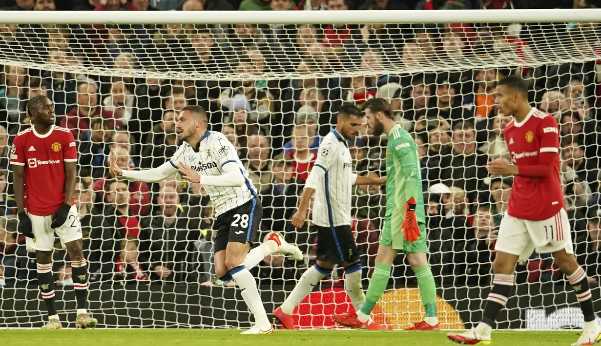 Bermain di Old Trafford MU sempat dikejutkan dengan dua gol lawan melalui sontekan Mario Pasalic dan sundulan Merih Demiral yang membawa Atalanta unggul 2-0 di babak pertama. (AP/Dave Thompson)