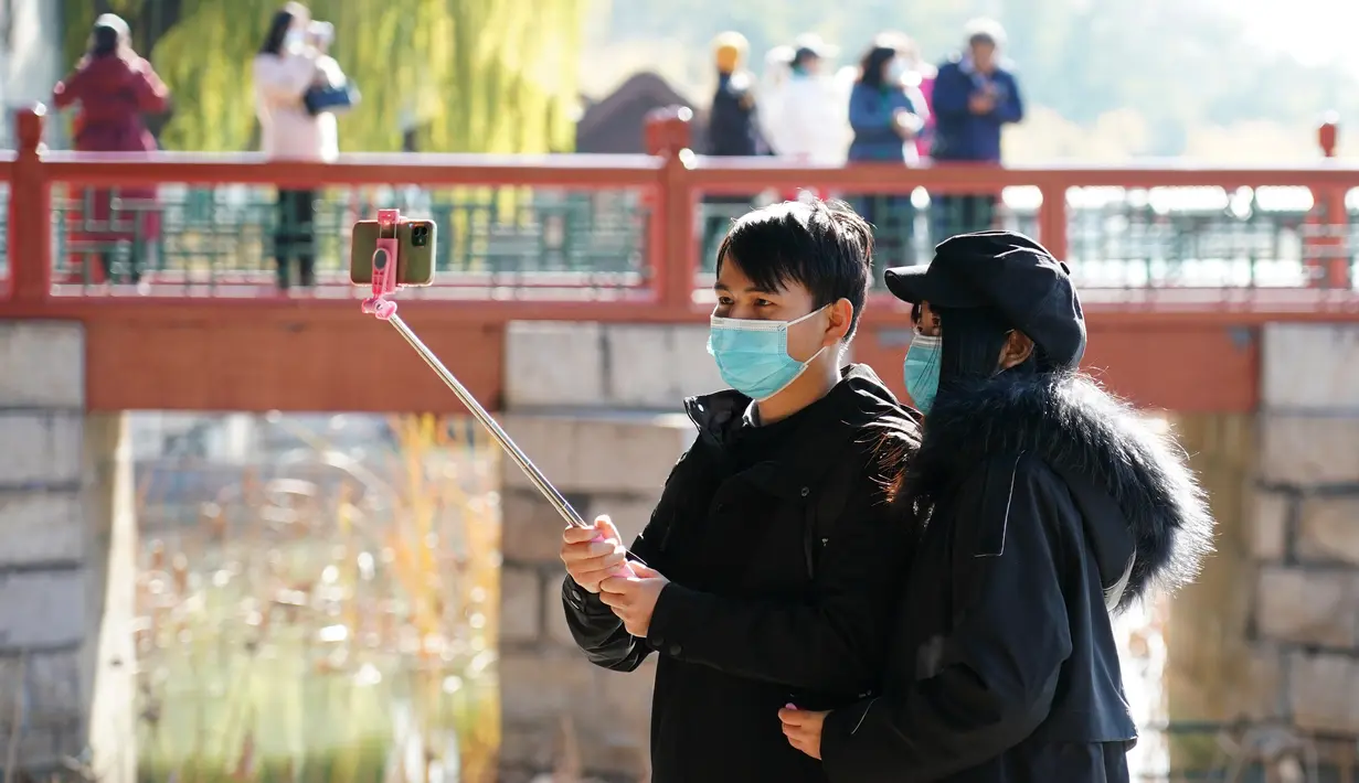 Sejumlah pengunjung berfoto di Istana Musim Panas di Beijing, ibu kota China, pada 23 November 2020. (Xinhua/Ren Chao)