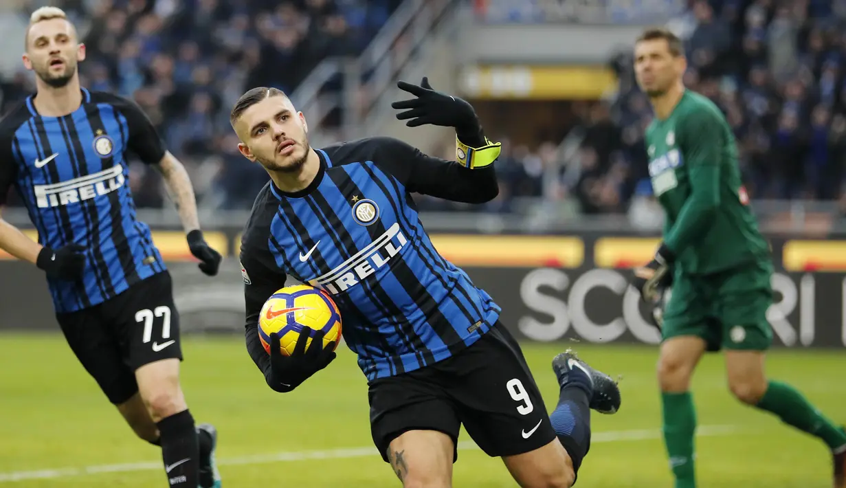 Striker Inter Milan, Mauro Icardi, melakukan selebrasi usai mencetak gol ke gawang Udinese pada laga Serie A di Stadion Giuseppe Meazza, Milan, Sabtu (16/12/2017). Inter Milan takluk 1-3 dari Udinese. (AP/Antonio Calanni)