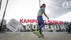 Warga bermain sepatu roda di Kampung Susun Akuarium, Penjaringan, Jakarta, Sabtu (11/10/2021). Pemprov DKI Jakarta telah meresmikan Tahap 1 pembangunan Kampung Susun Akuarium, berupa 2 blok bangunan 5 lantai yang terdiri 107 unit hunian yang sudah bisa dihuni warga. (Liputan6.com/Faizal Fanani)