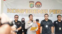 Polres Metro Bekasi menggelar konferensi pers kasus persetubuhan anak di bawah umur dan pembunuhan bayi oleh seorang kuli bangunan. (Liputan6.com/Bam Sinulingga)