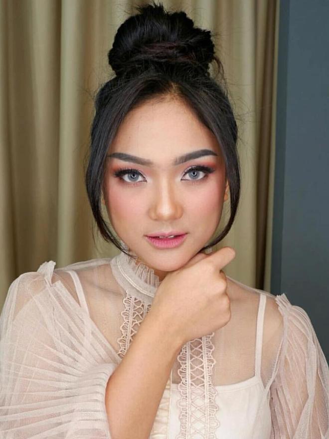 Beda Banget, Bandingkan Penampilan Marion Jola di Panggung 