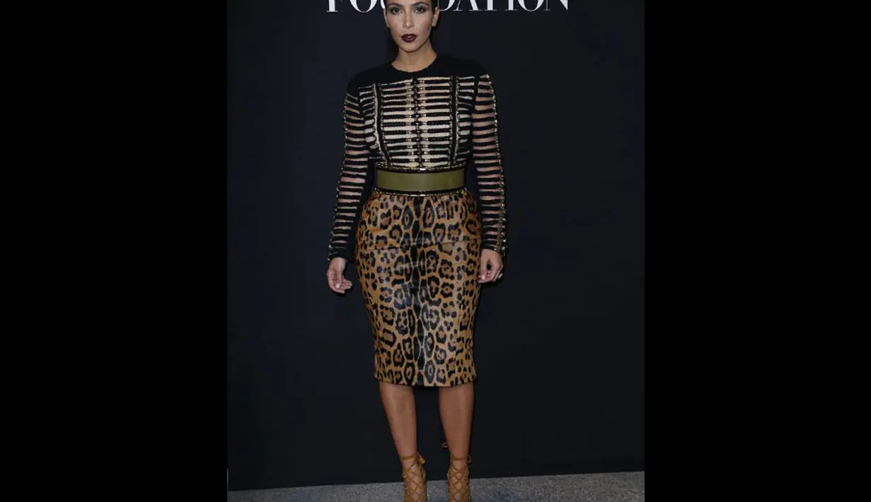 Kim Kardashian menjadi model rumah mode Balmain di Paris Fashion Week 2014, Rabu (9/7/14). (AFP PHOTO/Thomas Samson)