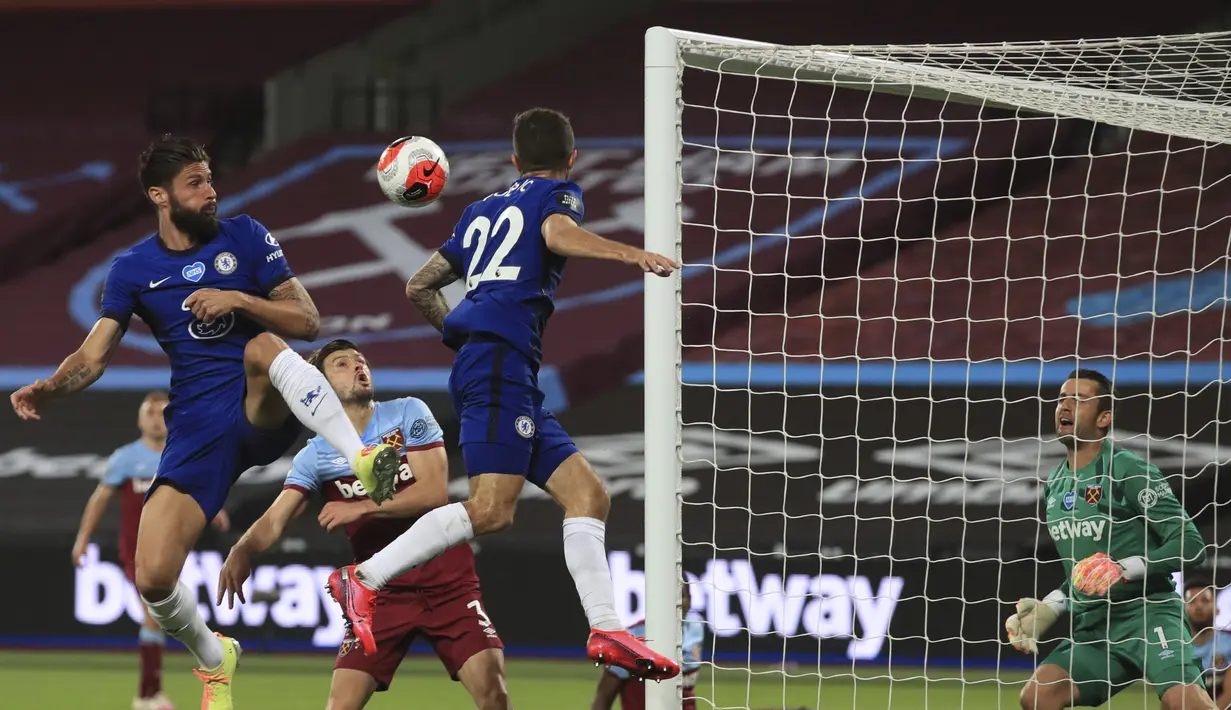 Pemain Chelsea Olivier Giroud menyundul bola ke arah gawang West Ham United pada pertandingan Premier League di London Stadium, London, Inggris, Rabu (1/7/2020). West Ham United mengalahkan Chelsea 3-2. (Adam Davy/Pool via AP)