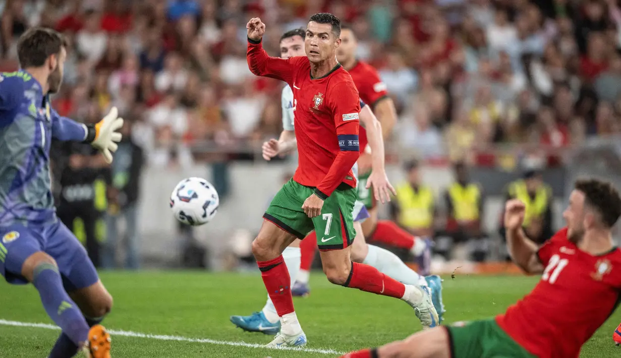 Penyerang Portugal, Cristiano Ronaldo (tengah) saat mencetak gol saat pertandingan UEFA Nations League 2024-2025 melawan Skotlandia di stadion Luz, Lisbon, 8 September 2024 atau Senin (9/9/2024) dini hari. (Patricia DE MELO MOREIRA/AFP)