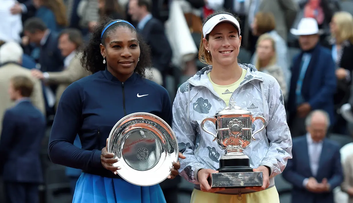 Garbine Muguruza dan Serena Williams menerima trofi pada Final pada final Roland Garros 2016 Prancis Terbuka di Paris (4/6/2016). (AFP/Miguel Medina) 
