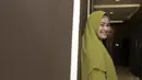 Ikke Nurjanah tersenyum saat sedang di potert. Senyumnya sangat cantik sekali. Ikke yang berbusana hijab syar'i memang tampil sangat memesona. Penampilannya kini buat siapa saja yang melihatnya menjadi adem. (KapanLagi.com/Muhammad Akrom Sukarya)