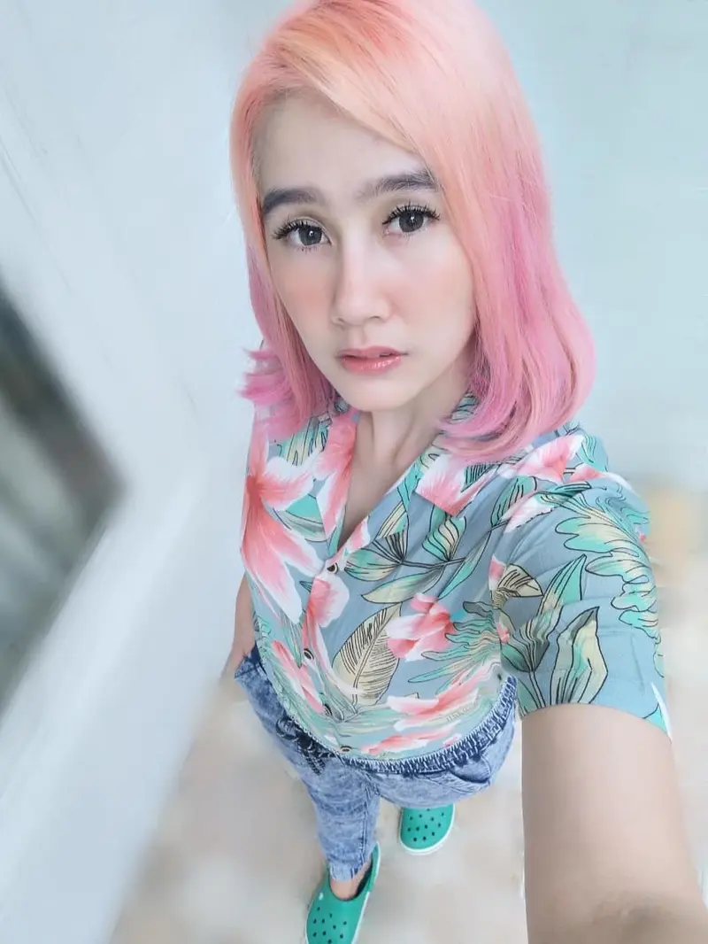 6 Potret Terbaru Ardina Rasti dengan Warna Rambut Pink, Bikin Pangling