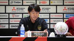 Pelatih Timnas Indonesia, Shin Tae-yong melihat papan namanya saat konferensi pers mengelang laga semifinal Piala AFF 2022 antara Timnas Indonesia melawan Timnas Vietnam yang berlangsung di Stadion Utama Gelora Bung Karno (SUGBK), Jakarta, Kamis (05/01/2023). (Bola.com/Bagaskara Lazuardi)