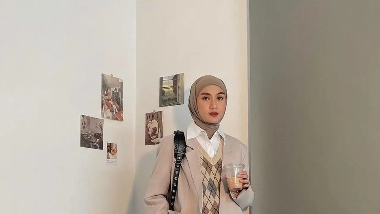 8 Potret OOTD Hijab Aesthetic ala Selebgram, Inspirasi Tampil Stylish dan Kekinian