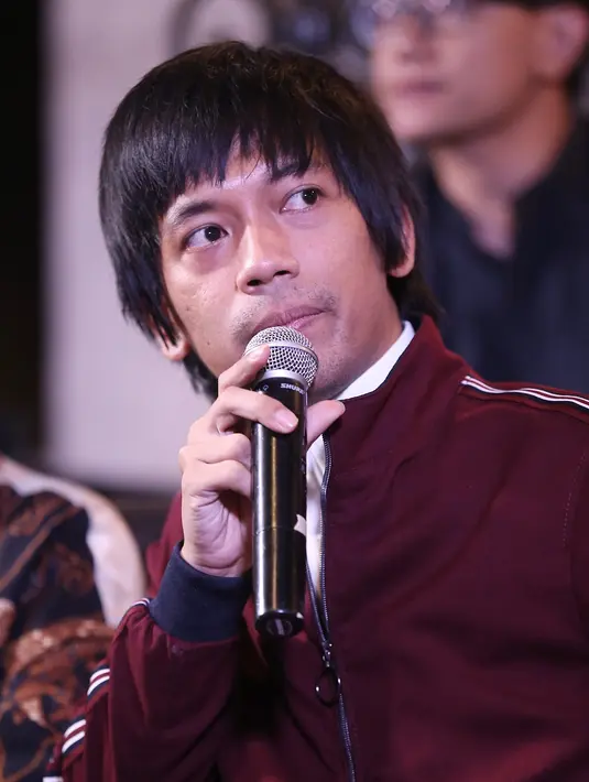 Rilisnya video klip kolaborasi itu membuat Rian merasakan haru. Bukan hanya terkait lirik lagunya, tapi juga pesan yang disampaikan. Bahkan, Rian mengaku sangat tersentuh  menyaksikan video klipnya. (Nurwahyunan/Bintang.com)