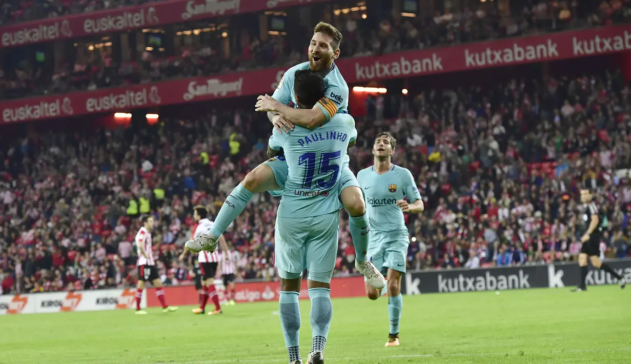 Pemain FC Barcelona, Paulinho Bezerra dan Lionel Messi merayakan gol saat melawan Athletic Bilbao pada lanjutan La Liga Santander di San Mames stadium, Bilbao, (28/102017). Barcelona menang 2-0. (AP/Alvaro Barrientos)