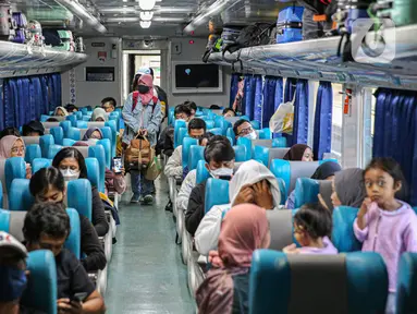Penumpang duduk dalam kereta di Stasiun Pasar Senen, Jakarta, Senin (17/4/23). PT KAI memaksimalkan pelayanan angkutan mudik 2023 bagi penumpang yang mengalami peningkatan okupansi penumpang mencapai 96 persen. (Liputan6.com/Faizal Fanani)