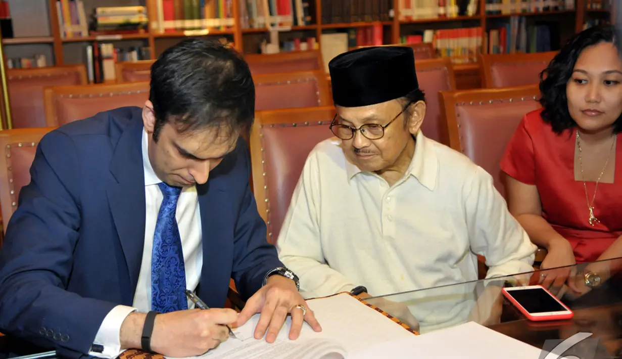 Manoj Punjabi menandatangani kesepakatan kerjasama pembuatan sekuel Habibie-Ainun dengan Habibie, Jakarta, Kamis (11 /12/2014). (Liputan6.com/Panji Diksana)
