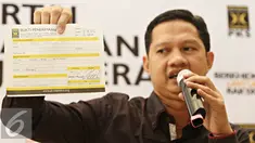 Ketua Bidang Humas DPP PKS Dedi Supriadi memperlihatkan bukti peneriman terkait pemecatan terhadap Fahri Hamzah, Jakarta, Senin (4/4). Keputusan pemberhentian Fahri diambil karena dianggap melanggar disiplin organisasi. (Liputan6.com/Immanuel Antonius)