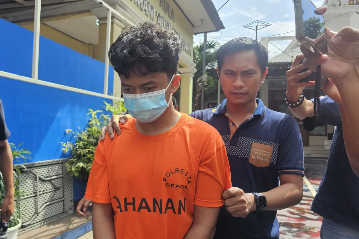 Polres Metro Depok saat menangkap tersangka teror bom 10 sekolah di wilayah Depok.