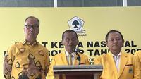 Menteri Energi dan Sumber Daya Mineral (ESDM) sekaligus Ketua Umum Partai Golkar Bahlil Lahadalia usai acara pembukaan Rapat Kerja Nasional (Rakernas) Partai Golkar di DPP Golkar, Jalan Anggrek Nelly, Jakarta Barat, Sabtu (8/2/2025). (Liputan6.com/Winda Nelfira)