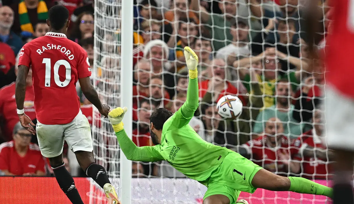 Striker Manchester United, Marcus Rashford mencetak gol ke gawang Liverpool pada laga Premier League 2022/2023 di Old Trafford Stadium, Manchester (22/8/2022). Hingga kini Marcus Rashford telah mencetak 5 gol selama tampil dalam 12 laga Manchester United kontra Liverpool sepanjang sejarah Premier League Liga Inggris. Gol terakhirnya ke gawang Liverpool dicetak pada laga pekan ke-3 Premier League 2022/2023 saat MU menang 2-1. (AFP/Paul Ellis)