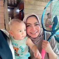 Event Tiba Tiba Tenis membuat Raffi Ahmad sering berlatih. Rayyanza ikut serta menemani sang ayag berlatih tenis. Mama Rieta pun juga turut serta di samping Rayyanza sambil memantau menantu yang tengah serius berlatih tenis. (Liputan6.com/IG/rieta_amilia)