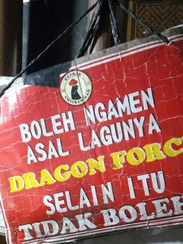 6 Spanduk Ayam Geprek Ini Kelewat Unik, Pembeli Tepuk Jidat