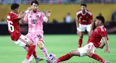 Pemain Inter Miami, Lionel Messi, berusaha melewati pemain Al Ahly pada pertandingan pembuka Grup A Piala Dunia Antarklub 2025 di Hard Rock Stadium pada Minggu (15/6/2025). (AFP/Photo by Kevin C. Cox)
