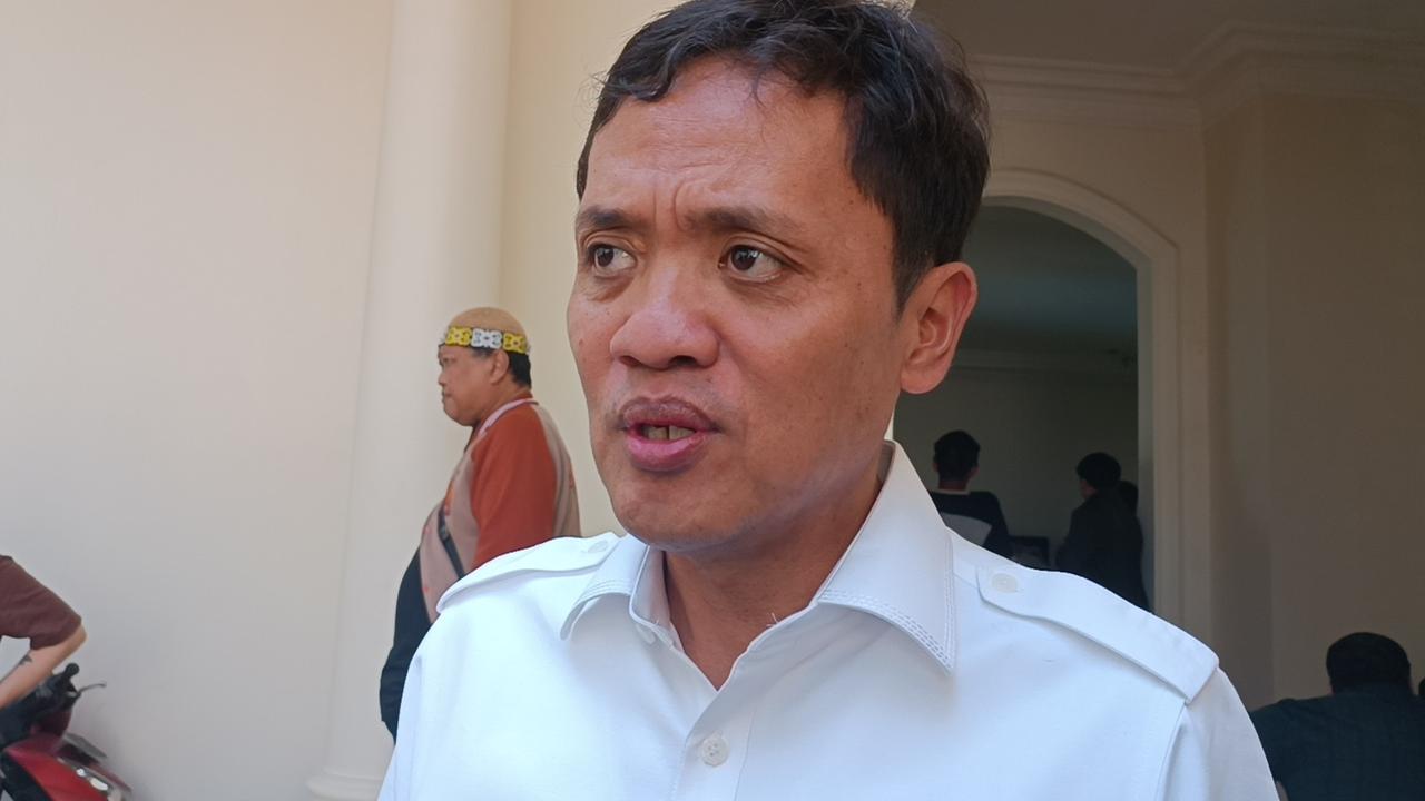 Wakil Ketua Komisi III Habiburokhman di rumah duka Wakil Ketua Komisi I DPR RI Bambang Kristiono, Kamis (20/7/2023). Bambang Kristiono meninggal dunia di Makassar saat melakukan kunjungan kerja. (Nur Habibie/Merdeka.com)