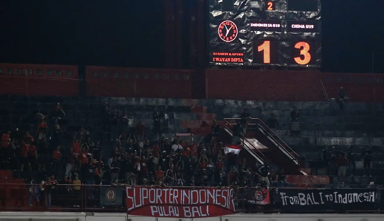 Suporter Timnas Indonesia U-19 memberi dukungan saat melawan China U-19 pada laga ujicoba di Stadion I Wayab Dipta, Bali, Minggu (20/10). Indonesia kalah 1-3 dari China. (Bola.com/Aditya Wany)
