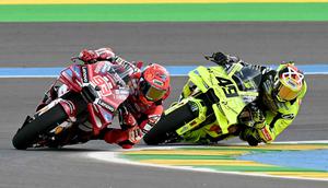 Pembalap Ducati Lenovo Team asal Spanyol, Marc Marquez (kiri) beradu kecepatan dengan Fabio Di Giannantonio (Pertamina Enduro VR46 Racing Team) saat Sprint Race MotoGP Brasil 2026 di Autodromo Internacional Ayrton Senna, Goiania, Sabtu 21 Maret 2026 waktu setempat atau Minggu (22/3/2026) dini hari WIB. Pembalap Ducati Lenovo Team, Marc Marquez sukses merebut kemenangan dalam Sprint Race MotoGP Brasil 2026. (EVARISTO SA/AFP)