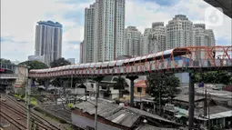 Pekerja menyelesaikan pembangunan jembatan penyeberangan orang (JPO) atau "Skywalk" di kawasan Kebayoran Lama, Jakarta, Sabtu (19/11/2022). Skywalk ini nantinya akan menghubungkan Stasiun Kebayoran Lama dengan halte Transjakarta Koridor 8 dan 13 dan akan rampung pada November 2022. (Liputan6.com/Angga Yuniar)