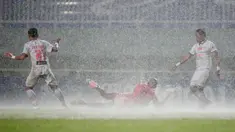 Laga pekan ke-6 BRI Liga 1 2021/2022 antara Persiraja Banda Aceh melawan Persija Jakarta di Stadion Pakansari Bogor sempat dihentikan pada menit ke-11 akibat hujan deras. Usai hujan reda, laga kembali dilanjutkan dan skor masih 0-0 hingga babak pertama usai. (Bola.com/M Iqbal Ichsan)