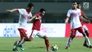 Gelandang Indonesia U-23, Evan Dimas Darmono (tengah) berebut bola dengan pemain Bahrain pada laga PSSI Anniversary 2018 di Stadion Pakansari, Kab Bogor, Jumat (27/4). Babak pertama Indonesia tertinggal 0-1. (Liputan6.com/Helmi Fithriansyah)