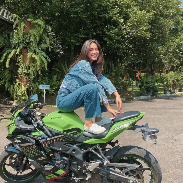 6 Potret Yasmin Napper Perlihatkan Keahliannya di Balik Layar, Cewek Multitalenta