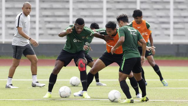 Pemain Timnas Indonesia U-22, Marinus Wanewar, berebut bola dengan Andy Setyo. (Bola.com/Yoppy Renato)