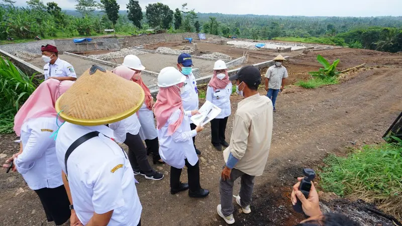 Bupati Banyuwangi Ipuk Fiestiandai tinjau refitalisasi Angro Wisata Tamansuru (AWT) (Istimewa)