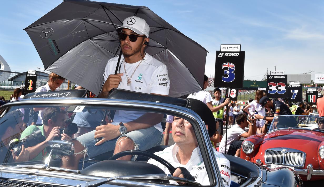 Pebalap Mercedes, Lewis Hamilton menguasai puncak klasemen sementara F1 dengan raihan 306 poin. (AFP/Kazuhiro Nogi)