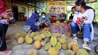 Durian boneng Banyuwangi memasuki masa panen. (Dian Kurniawan/Liputan6.com)