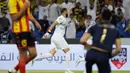 Karim Benzema menjalani debut istimewa dengan seragam Al Ittihad. Peraih Ballon d'Or 2022 itu menjadi kunci kemenangan Al Ittihad dengan memborong satu gol dan satu assist. (Photo by AFP)