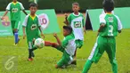 Sejumlah siswa SD melakukan pertandingan sepak bola di ajang Milo Football Championship 2017 di Jakarta, Sabtu (18/2). (Liputan6.com/Angga Yuniar)