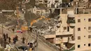 Para aktivis menyebutnya sebagai pembongkaran terbesar di area tersebut tahun ini. Tampak dalam foto, pasukan keamanan Israel berkumpul saat ekskavator merobohkan sebuah bangunan yang dibangun tanpa izin di daerah Wadi Qaddum dekat lingkungan Silwan di Yerusalem timur pada Senin 22 Desember 2025. (Ahmad GHARABLI/AFP)