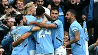 Para pemain Manchester City melakukan selebrasi merayakan gol yang dicetak Erling Haaland ke gawang Arsenal pada pekan kelima Liga Inggris 2024/2025, Minggu (22/9/2024) malam WIB. (Paul ELLIS / AFP)