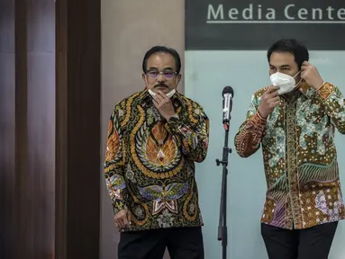 Wakil Ketua DPR Azis Syamsuddin (kanan) menyampaikan keterangan mengenai Papua di Kompleks Parlemen, Senayan, Jakarta, Kamis (3/12/2020). Azis mengutuk oknum United Liberation Movement for West Papua (ULMWP) yang mengklaim pembentukan pemerintahan sementara West Papua. (Liputan6.com/Johan Tallo)