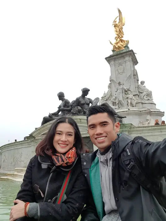 Pasangan yang jauh dari kabar miring ini sempat berpose di depan istana Buckingham Palace. (Foto: instagram.com/therealdisastr)
