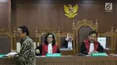 Mantan Menteri ESDM, Jero Wacik (kiri) saat mengikuti sidang pengajuan Peninjauan Kembali atas putusan kasasi kasus dana operasional menteri (DOM) di PN Jakarta Pusat, Senin (23/7). Sidang mendengar pembacaan memori PK. (Liputan6.com/Helmi Fithriansyah)