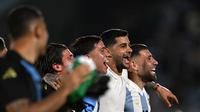 Selebrasi pemain Argentina usai mengalahkan Uruguay di Kualifikasi Piala Dunia 2026 Zona Conmebol. (Eitan ABRAMOVICH / AFP)