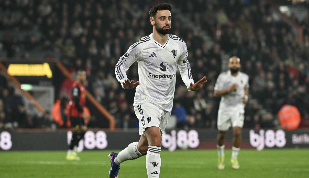 Selebarasi pemain Manchester United, Bruno Fernandes usai mencetak gol perdana untuk Setan Merah ke gawang Bournemouth pada pertandingan pekan ke-31 Liga Inggris 2025/2026 di Vitality Stadium, Sabtu (21/03/2026) dini hari WIB. (AFP/Glyn Kirk)