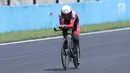 Atlet ParaCycling, M Fadli Immamuddin saat laga di nomor Individual Time Trial C4 Asian Para Games 2018 di Sirkuit Sentul Bogor, Senin (8/10). M Fadli menyelesaikan lima putaran lomba dengan waktu 28 menit 21,835 detik. (Liputan6.com/Helmi Fithriansyah)