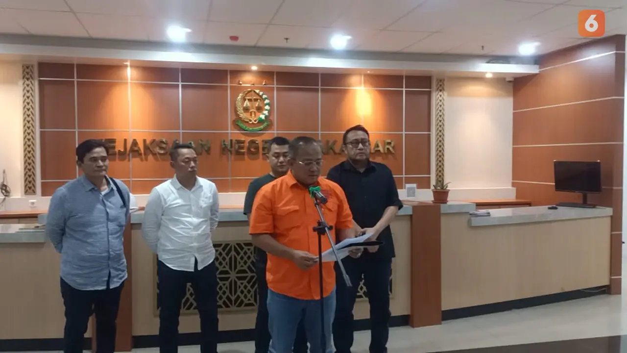 Asisten Pidana Khusus (Aspidsus) Kejati Sulsel, Abun Hasbuloh Syambas didampingi Kasi Intel Kejari Makassar, Andi Alamsyah menggelar rilis penangkapan DPO terpidana korupsi asal Kejari Bintuni.